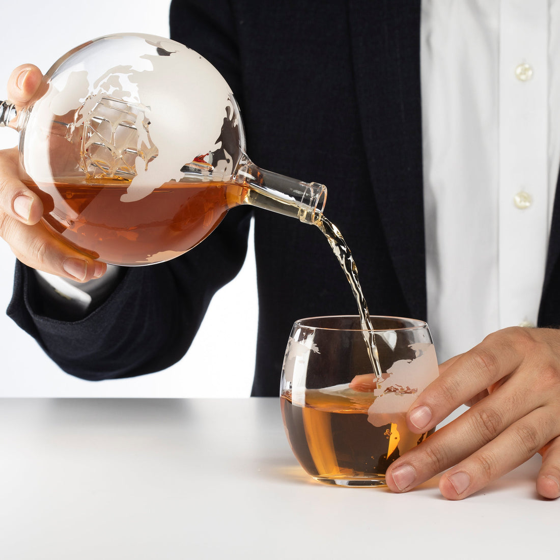 Etched World Decanter whiskey Globe - 750 ml-0